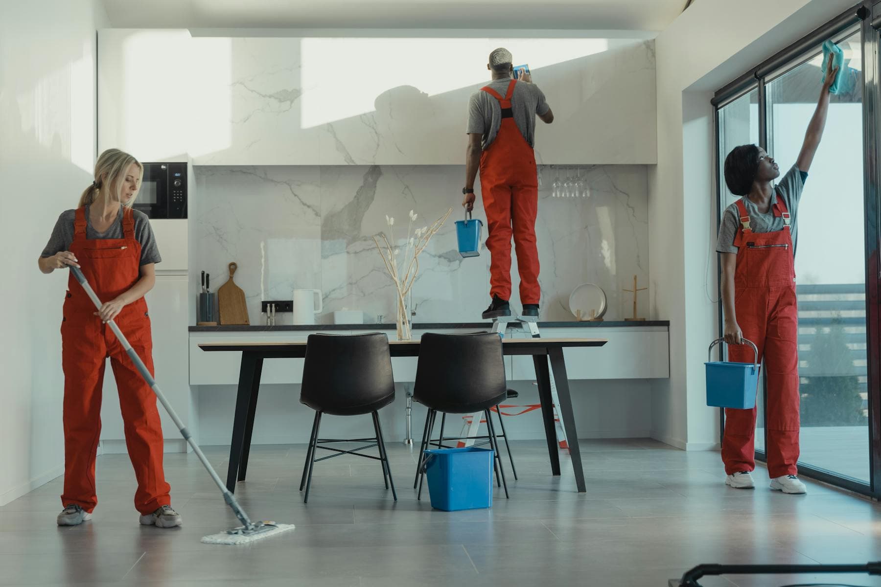 Team eines Reinigungsunternehmens bereitet Ausrüstung für einen Kundentermin vor.